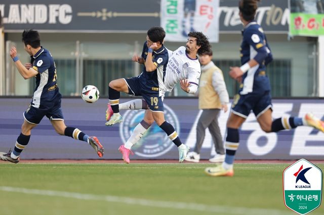 이랜드가 24일 서울 목동종합운동장에서 열린 전남드래곤즈와의 '하나은행 K리그2 2024' 플레이오프 맞대결에서 두 골을 먼저 내주고 두 골을 따라가는 저력을 보여주며 2-2 무승부를 거뒀다.&nbsp; 6199명의 관중이 경기장을 찾은 가운데, 이랜드는 3분 안에 무려 2골을 퍼붓는 저력을 보여주며 상승세의 전남과 극적인 무승부를 기록했다. 김신진이 멀티 골을 넣었지만, 앞선 상황에서 오프사이드가 선언돼 득점이 취소됐다. 이승우와 김도균 감독의 사제 맞대결이 승강 PO에서 성사됐다. 한국프로축구연맹