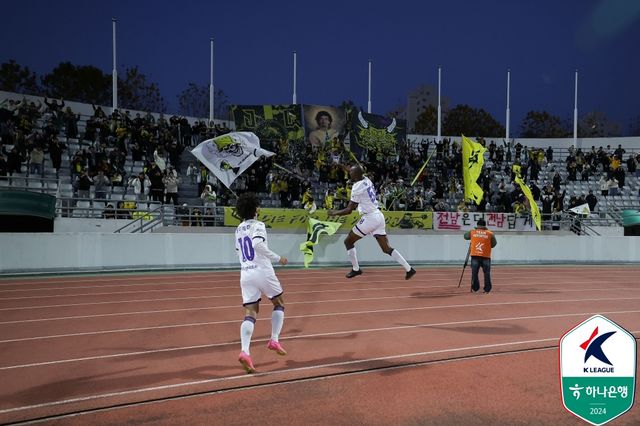 이랜드가 24일 서울 목동종합운동장에서 열린 전남드래곤즈와의 '하나은행 K리그2 2024' 플레이오프 맞대결에서 두 골을 먼저 내주고 두 골을 따라가는 저력을 보여주며 2-2 무승부를 거뒀다.&nbsp; 6199명의 관중이 경기장을 찾은 가운데, 이랜드는 3분 안에 무려 2골을 퍼붓는 저력을 보여주며 상승세의 전남과 극적인 무승부를 기록했다. 김신진이 멀티 골을 넣었지만, 앞선 상황에서 오프사이드가 선언돼 득점이 취소됐다. 이승우와 김도균 감독의 사제 맞대결이 승강 PO에서 성사됐다. 한국프로축구연맹