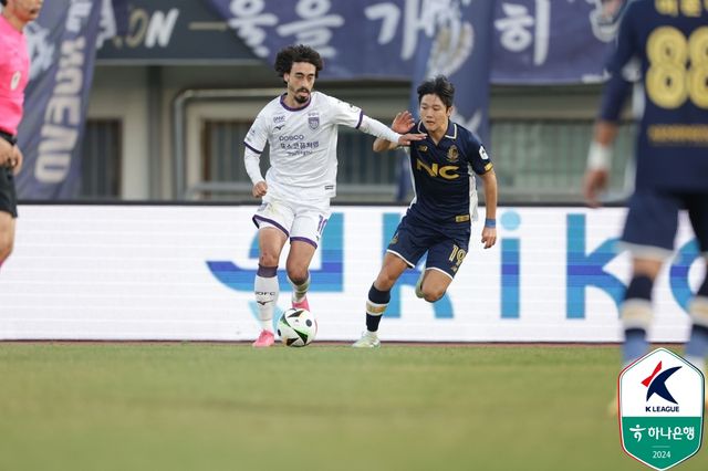 이랜드가 24일 서울 목동종합운동장에서 열린 전남드래곤즈와의 '하나은행 K리그2 2024' 플레이오프 맞대결에서 두 골을 먼저 내주고 두 골을 따라가는 저력을 보여주며 2-2 무승부를 거뒀다.&nbsp; 6199명의 관중이 경기장을 찾은 가운데, 이랜드는 3분 안에 무려 2골을 퍼붓는 저력을 보여주며 상승세의 전남과 극적인 무승부를 기록했다. 김신진이 멀티 골을 넣었지만, 앞선 상황에서 오프사이드가 선언돼 득점이 취소됐다. 이승우와 김도균 감독의 사제 맞대결이 승강 PO에서 성사됐다. 한국프로축구연맹