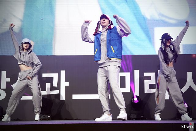 KT 위즈가 지난 23일 수원컨벤션센터에서 2024 팬페스티벌을 개최하고 팬 2000명과 함께 즐거운 시간을 보냈다. 사진은 깜짝 댄스 공연 중인 이적생 오원석의 무대 장면. KT 위즈