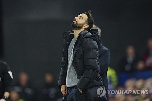 맨유가 25일(한국시간) 영국 입스위치에 있는 포트먼 로드에서 열린 입스위치 타운과의 2024-2025시즌 프리미어리그 12라운드 원정 경기에서 1-1로 비겼다.&nbsp; 아모림 감독의 맨유 데뷔전으로 열린 이 경기에서 새로운 스타일로 변모한 맨유는 승격팀 입스위치에게 고전하면서 아쉬운 결과를 얻었다.&nbsp;연합뉴스
