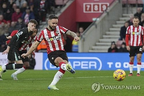 프리미어리그 선두를 달리고 있는 리버풀이 사우샘프턴 원정에서 모하메드 살라의 멀티골로 짜릿한 역전승을 일궈냈다.&nbsp;도미니크 소보슬러이의 선제골로 앞서간 리버풀은 2골을 내리 실점해 역전을 허용했으나 후반전 에이스 모하메드 살라의 멀티골로&nbsp;재역전에 성공, 짜릿한 승리를 가져갔다. 연합뉴스