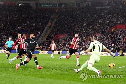 프리미어리그 선두를 달리고 있는 리버풀이 사우샘프턴 원정에서 모하메드 살라의 멀티골로 짜릿한 역전승을 일궈냈다.&nbsp;도미니크 소보슬러이의 선제골로 앞서간 리버풀은 2골을 내리 실점해 역전을 허용했으나 후반전 에이스 모하메드 살라의 멀티골로&nbsp;재역전에 성공, 짜릿한 승리를 가져갔다. 연합뉴스