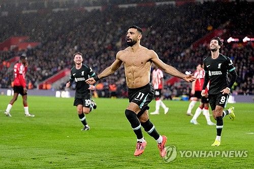 프리미어리그 선두를 달리고 있는 리버풀이 사우샘프턴 원정에서 모하메드 살라의 멀티골로 짜릿한 역전승을 일궈냈다.&nbsp;도미니크 소보슬러이의 선제골로 앞서간 리버풀은 2골을 내리 실점해 역전을 허용했으나 후반전 에이스 모하메드 살라의 멀티골로&nbsp;재역전에 성공, 짜릿한 승리를 가져갔다. 연합뉴스
