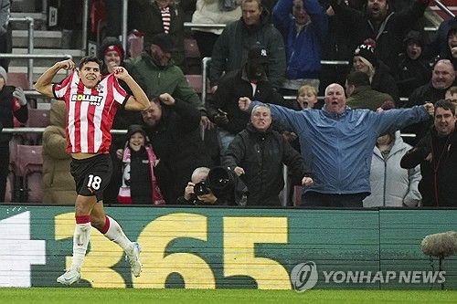 프리미어리그 선두를 달리고 있는 리버풀이 사우샘프턴 원정에서 모하메드 살라의 멀티골로 짜릿한 역전승을 일궈냈다.&nbsp;도미니크 소보슬러이의 선제골로 앞서간 리버풀은 2골을 내리 실점해 역전을 허용했으나 후반전 에이스 모하메드 살라의 멀티골로&nbsp;재역전에 성공, 짜릿한 승리를 가져갔다. 연합뉴스