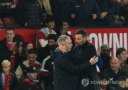 레스터가 25일(한국시간) 공식 홈페이지를 통해 스티브 쿠퍼 감독과 결별하기로 발표했다.&nbsp;쿠퍼는 이번 여름 레스터 감독으로 부임했다. 지난 2023-2024시즌 챔피언십리그(2부) 우승을 차지하면서 한 시즌 만에 승격한 레스터는 당시 감독이던 엔조 마레스카가 첼시로 이적하면서 쿠퍼를 빠르게 영입해 시즌을 준비했다.&nbsp;하지만 리그 12경기만에 경질했다. 연합뉴스