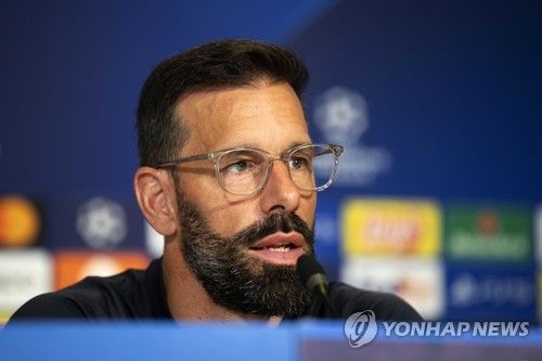 스카이스포츠 독일이 25일(한국시간) 최근 감독을 경질한 독일 분데스리가2 함부르크가 후임 감독으로 맨유 임시 감독직을 맡았던 판니스텔루이 감독을 고려하고 있다고 보도했다.&nbsp;연합뉴스