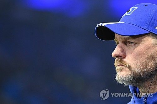 스카이스포츠 독일이 25일(한국시간) 최근 감독을 경질한 독일 분데스리가2 함부르크가 후임 감독으로 맨유 임시 감독직을 맡았던 판니스텔루이 감독을 고려하고 있다고 보도했다.&nbsp;연합뉴스