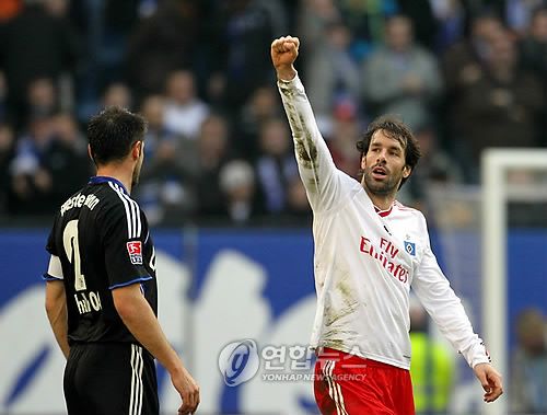 스카이스포츠 독일이 25일(한국시간) 최근 감독을 경질한 독일 분데스리가2 함부르크가 후임 감독으로 맨유 임시 감독직을 맡았던 판니스텔루이 감독을 고려하고 있다고 보도했다.&nbsp;연합뉴스