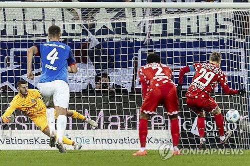 마인츠가 25일(한국시간) 독일 킬에 있는 홀슈타인 슈타디온에서 열린 홀슈타인 킬과의 2024-2025시즌 분데스리가 11라운드 원정 경기에서 3-0 완승을 거뒀다.&nbsp;연합뉴스