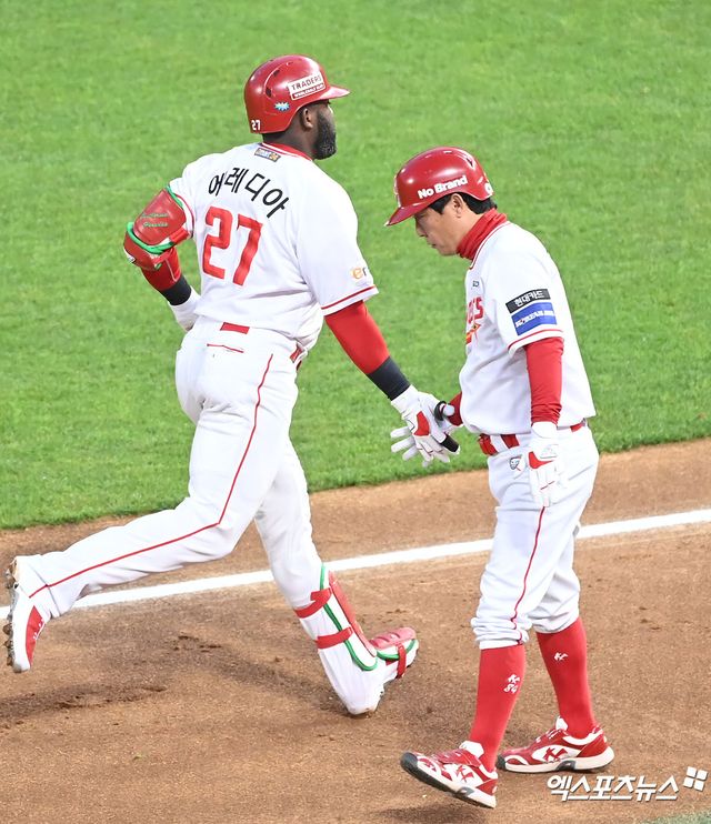 18일 오후 인천SSG랜더스필드에서 열린 '2024 신한 SOL Bank KBO리그' KIA 타이거즈와 SSG 랜더스의 경기, 2회말 2사 2,3루 SSG 에레디아가 스리런 홈런을 날린 후 그라운드를 돌고 있다. 엑스포츠뉴스 DB