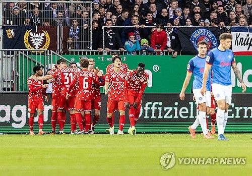 마인츠가 25일(한국시간) 독일 킬에 있는 홀슈타인 슈타디온에서 열린 홀슈타인 킬과의 2024-2025시즌 분데스리가 11라운드 원정 경기에서 3-0 완승을 거뒀다.&nbsp;연합뉴스