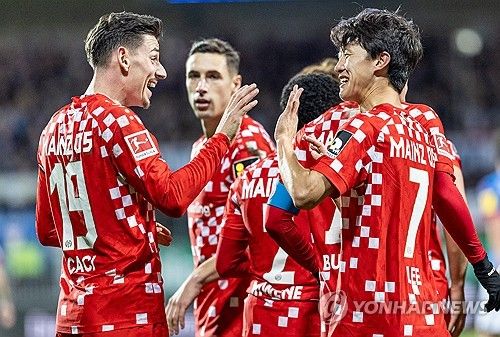 마인츠가 25일(한국시간) 독일 킬에 있는 홀슈타인 슈타디온에서 열린 홀슈타인 킬과의 2024-2025시즌 분데스리가 11라운드 원정 경기에서 3-0 완승을 거뒀다.&nbsp;연합뉴스