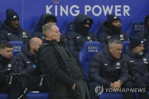 레스터가 25일(한국시간) 공식 홈페이지를 통해 스티브 쿠퍼 감독과 결별하기로 발표했다.&nbsp;쿠퍼는 이번 여름 레스터 감독으로 부임했다. 지난 2023-2024시즌 챔피언십리그(2부) 우승을 차지하면서 한 시즌 만에 승격한 레스터는 당시 감독이던 엔조 마레스카가 첼시로 이적하면서 쿠퍼를 빠르게 영입해 시즌을 준비했다.&nbsp;하지만 리그 12경기만에 경질했다. 연합뉴스