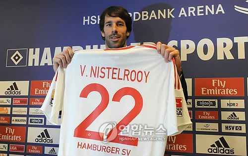 스카이스포츠 독일이 25일(한국시간) 최근 감독을 경질한 독일 분데스리가2 함부르크가 후임 감독으로 맨유 임시 감독직을 맡았던 판니스텔루이 감독을 고려하고 있다고 보도했다.&nbsp;연합뉴스