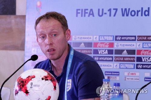 레스터가 25일(한국시간) 공식 홈페이지를 통해 스티브 쿠퍼 감독과 결별하기로 발표했다.&nbsp;쿠퍼는 이번 여름 레스터 감독으로 부임했다. 지난 2023-2024시즌 챔피언십리그(2부) 우승을 차지하면서 한 시즌 만에 승격한 레스터는 당시 감독이던 엔조 마레스카가 첼시로 이적하면서 쿠퍼를 빠르게 영입해 시즌을 준비했다.&nbsp;하지만 리그 12경기만에 경질했다. 연합뉴스