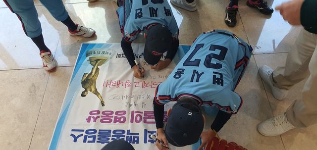 'BNK부산은행 최동원상'을 주관하는 사단법인 최동원기념사업회가 '제5회 백송홀딩스 최동원 불굴의 영웅상' 수상자인 일본 교토국제고등학교를 찾아 상패와 야구용품 및 축하메시지를 전했다. 최동원기념사업회