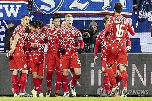 마인츠가 25일(한국시간) 독일 킬에 있는 홀슈타인 슈타디온에서 열린 홀슈타인 킬과의 2024-2025시즌 분데스리가 11라운드 원정 경기에서 3-0 완승을 거뒀다.&nbsp;연합뉴스