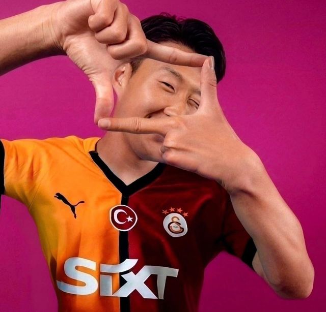 토트넘 홋스퍼와 계약이 약 7개월 가량 남은 손흥민이 내년 1월 새로운 팀과 계약할 수도 있다.&nbsp;내년 1월부터 보스만 룰에 의거해 다른 구단과 자유롭게 협상이 가능하다. 다음 시즌인 2025-2026시즌 입단을 전제로 한 이적료 없는 이적 협상이다. 이에 따라 12월31일 전까지는 토트넘이 연장 옵션 활성화부터 결론을 내야 한다. SNS