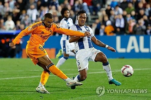 레알이 26일(한국시간) 공식 홈페이지를 통해 비니시우스 주니오르가 검사 결과 왼쪽 다리 대퇴이두근에 부상을 당했다고 발표했다.&nbsp; 스페인 매체들의 전망에 따르면, 비니시우스는 대략 3주 정도 이탈할 것으로 예상된다. 3주 동안 레알은 리그는 물론 유럽축구연맹(UEFA) 챔피언스리그 일정 등이 빡빡히 몰려 있어 남아 있는 킬리앙 음바페, 호드리구, 브라힘 디아스 등 다른 공격진이 건강하게 남아있어야 한다.&nbsp;연합뉴스