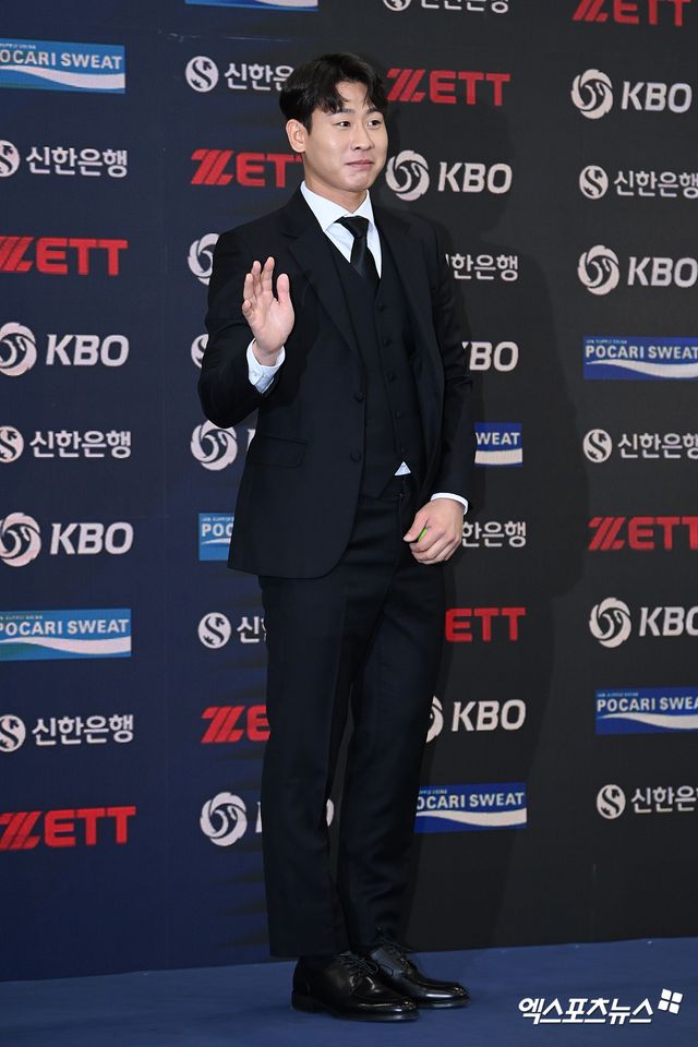 11일 오후 서울 강남구 코엑스 오디토리움에서 '2023 신한은행 SOL KBO 골든글러브' 시상식이 진행됐다. 이날 시상식에 참석한 박찬호가 포토타임을 갖고 있다. 엑스포츠뉴스 DB