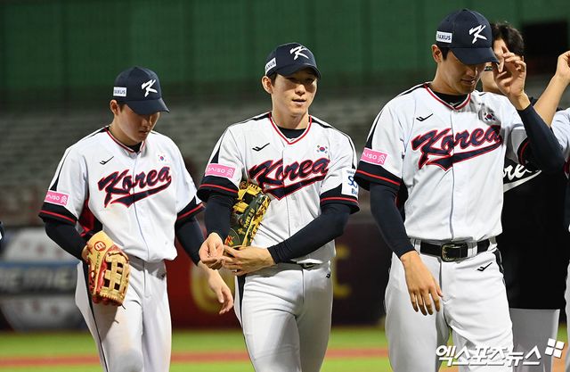 16일 오후 대만 타이베이 톈무야구장에서 열린 '2024 WBSC(세계야구소프트볼연맹) 프리미어12' B조 조별리그 4차전 대한민국과 도미니카공화국의 경기, 대한민국이 8회말 터진 박성한의 역전 2타점 적시 3루타에 힘입어 9:6의 스코어로 승리했다. 경기 종료 후 한국 박성한이 그라운드를 빠져나가고 있다. 엑스포츠뉴스 DB