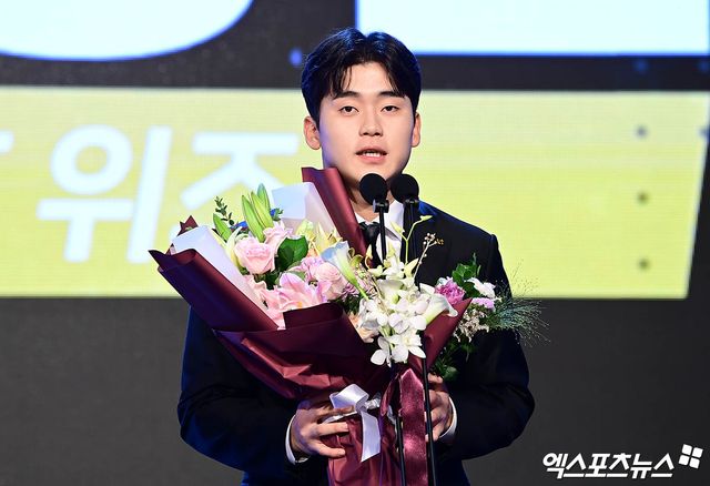 KT 투수 박영현은 26일 서울 롯데호텔 월드 크리스탈볼룸에서 열린 '2024 신한 SOL뱅크 KBO 시상식'에서 승률왕을 따냈다. 그는 올해 풀타임 마무리 투수 첫해부터 위력적인 투구를 앞세워 눈길을 끌었다. 동시에 최근 열린 국제대회에서도 대표팀 마무리 투수로서 맹활약했다. 잠실, 박지영 기자