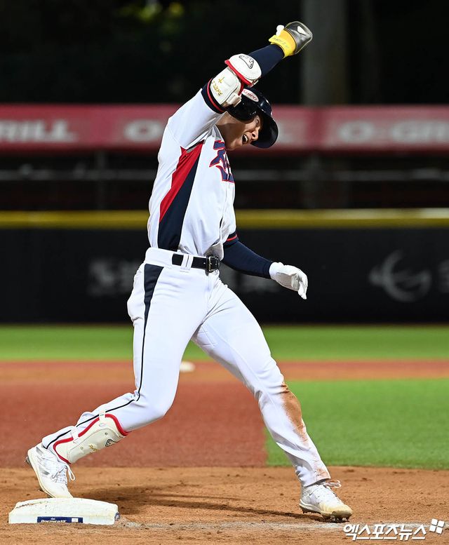 16일 오후 대만 타이베이 톈무야구장에서 열린 '2024 WBSC(세계야구소프트볼연맹) 프리미어12' B조 조별리그 4차전 대한민국과 도미니카공화국의 경기, 8회말 2사 2,3루 박성한이 역전 2타점 적시 3루타를 때려낸 뒤 세리머니를 하고 있다. 엑스포츠뉴스 DB