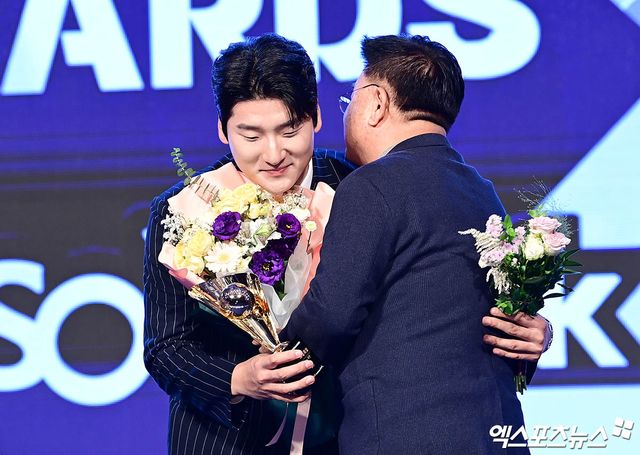 각 부문 타이틀 홀더들도 한 시즌을 마무리하며 뿌듯한 성적표를 받아들었다. 지난해 홀드왕에 이어 승률왕을 받게 된 KT 박영현은 "이 상을 받게 도와주신 나도현 단장님, 이강철 감독님, 코치님들과 선배님들, 형들 감사드린다. 묵묵히 응원해주신 부모님과 KT 팬분들, 사랑하는 사람들께 감사드리고, 내년에도 잘해서 또 다른 좋은 상 받을 수 있게 노력하겠다"고 소감을 전했다. 세이브상은 올해 53경기 50⅔이닝을 소화, 31세이브(2승3패 1홀드)를 올리며 KIA의 우승에 힘을 보탠 정해영이 수상했다. 홀드상은 불혹의 베테랑 SSG 노경은의 몫이었다. 노경은은 올 시즌 무려 77경기 83⅔이닝을 소화, 8승5패 38홀드, 평균자책점 2.90을 기록했다. 노경은은 "2003년에 입단했는데, 22년이 걸렸다. 22년 만에 아버지께 이 인사를 드린다. 뒷바라지 해주시느라 고생 많으셨다고 말씀드리고 싶다"면서 "후배들에게 큰 메시지를 전달할 수 있는 그런 선배로 '몸은 거짓말하지 않는다' 이어나갈 수 있게끔 꾸준히 내 루틴에 맞춰서 열심히 해서 보여줄수 있도록 노력하겠다"고 인상적인 수상 소감을 전했다. / 승리상은 나란히 15승을 기록한 두산 곽빈과 삼성 원태인이 받았다. 곽빈은 "4년 전까지만 해도 마운드에서 공을 못 던지는 선수였는데, 버티고 이겨 낼 수 있도록 해준 엄마에게 감사하다고 전하고 싶다"라며 "엄마, 나 상 받았어. 고마워!"라고 귀여운 소감을 전했다. 현재 기초군사훈련을 위해 신병교육대에 입소한 원태인은 영상으로 인사를 전했다. 원태인은 "신교대에 들어가 첫 타이틀 시상식에 참석하지 못해 아쉽게 생각한다"면서 "다승왕이라는 상은 혼자 힘으로 받을 수 없는 상이라 생각해 더욱 값진 상"이라고 뜻깊은 마음을 얘기했다. ==== 64번이나 베이스를 훔치며 도루상을 받은 두산 조수행은 "백업 생활이 길었는데, 이 상을 받을 거라고 한 번도 생각해본 적이 없다. 영광이라고 생각한다. 이승엽 감독님이 편견을 많이 깨주신 거 같아서 감사드린다고 전하고 싶다"면서 "돌아가신 아버지가 이 상을 주시지 않았나 한다"고 뭉클한 소감을 전했다. 2년 연속 출루율상을 받은 LG 홍창기는 "이 상을 받을 수 있게 믿고 기회를 주신 염경엽 감독님 감사드린다. 뒤에서 묵묵히 도와주시는 코치님들 감사드리고, 한 시즌 안 아프고 마무리할 수 있게 도와주신 트레이닝 파트 코치님들 감사드린다. 뒤에서 못할 때도 잘한다고 말씀해주시는 가족들, 마지막으로 팬분들 감사드린다"면서 "2년 연속 좋은 자리에 오게 됐는데, 열심히 해서 내년에도 또 올 수 있도록 노력하겠다"고 소감을 말했다. === 한편 퓨처스리그 시상식에서는 LG 트윈스 성동현이 북부리그 평균자책점상과 승리상을 모두 거머쥐었다. 남부리그에서는 상무야구단 소속으로 뛰었던 LG 송승기가 평균자책점상과 승리상을 받으며 LG 투수들이 트로피를 쓸어담았다. 타격 부문에서는 고양 히어로즈 김웅빈이 북부리그 타율상을, 한화 이글스 임종찬이 북부리그 타점상을, SSG 랜더스 전의상이 북부리그 홈런상을 수상했다. 남부리그에서는 삼성 라이온즈 김태훈이 타율상을, 상무의 박정현이 타점상과 홈런상을 받았다. 잠실, 박지영 기자