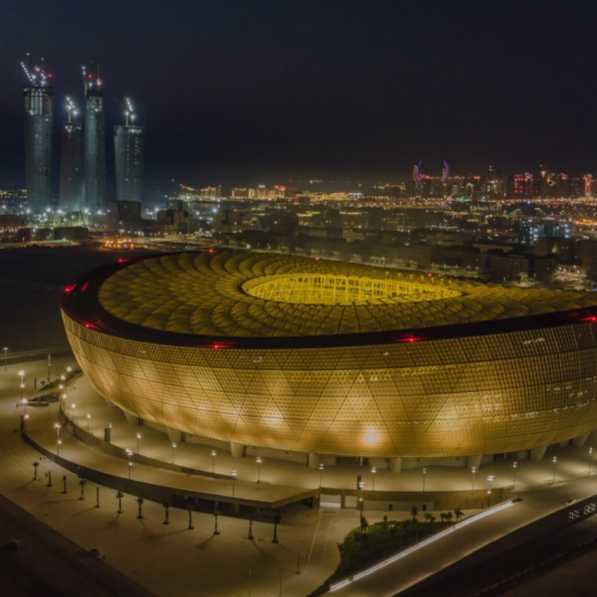 레알이 26일(한국시간) 공식 홈페이지를 통해 비니시우스 주니오르가 검사 결과 왼쪽 다리 대퇴이두근에 부상을 당했다고 발표했다.&nbsp; 스페인 매체들의 전망에 따르면, 비니시우스는 대략 3주 정도 이탈할 것으로 예상된다. 3주 동안 레알은 리그는 물론 유럽축구연맹(UEFA) 챔피언스리그 일정 등이 빡빡히 몰려 있어 남아 있는 킬리앙 음바페, 호드리구, 브라힘 디아스 등 다른 공격진이 건강하게 남아있어야 한다.&nbsp;FIFA