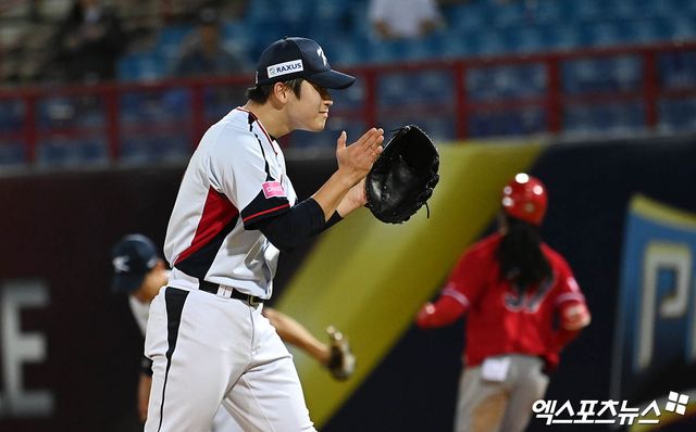 KT 투수 박영현은 26일 서울 롯데호텔 월드 크리스탈볼룸에서 열린 '2024 신한 SOL뱅크 KBO 시상식'에서 승률왕을 따냈다. 그는 올해 풀타임 마무리 투수 첫해부터 위력적인 투구를 앞세워 눈길을 끌었다. 동시에 최근 열린 국제대회에서도 대표팀 마무리 투수로서 맹활약했다. 엑스포츠뉴스 DB