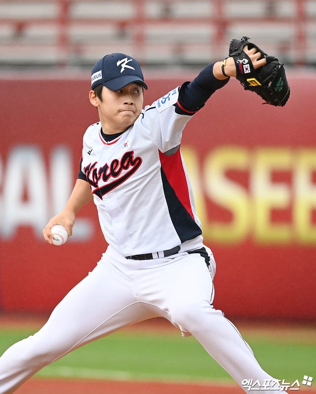 KT 투수 박영현은 26일 서울 롯데호텔 월드 크리스탈볼룸에서 열린 '2024 신한 SOL뱅크 KBO 시상식'에서 승률왕을 따냈다. 그는 올해 풀타임 마무리 투수 첫해부터 위력적인 투구를 앞세워 눈길을 끌었다. 동시에 최근 열린 국제대회에서도 대표팀 마무리 투수로서 맹활약했다. 엑스포츠뉴스 DB