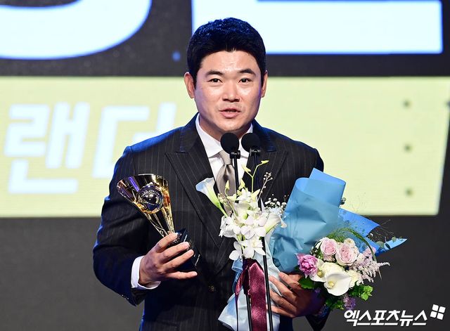 각 부문 타이틀 홀더들도 한 시즌을 마무리하며 뿌듯한 성적표를 받아들었다. 지난해 홀드왕에 이어 승률왕을 받게 된 KT 박영현은 "이 상을 받게 도와주신 나도현 단장님, 이강철 감독님, 코치님들과 선배님들, 형들 감사드린다. 묵묵히 응원해주신 부모님과 KT 팬분들, 사랑하는 사람들께 감사드리고, 내년에도 잘해서 또 다른 좋은 상 받을 수 있게 노력하겠다"고 소감을 전했다.&nbsp; 세이브상은 올해 53경기 50⅔이닝을 소화, 31세이브(2승3패 1홀드)를 올리며 KIA의 우승에 힘을 보탠 정해영이 수상했다. 홀드상은 불혹의 베테랑 SSG 노경은의 몫이었다. 노경은은 올 시즌 무려 77경기 83⅔이닝을 소화, 8승5패 38홀드, 평균자책점 2.90을 기록했다. 노경은은 "2003년에 입단했는데, 22년이 걸렸다. 22년 만에 아버지께 이 인사를 드린다. 뒷바라지 해주시느라 고생 많으셨다고 말씀드리고 싶다"면서 "후배들에게 큰 메시지를 전달할 수 있는 그런 선배로 '몸은 거짓말하지 않는다' 이어나갈 수 있게끔 꾸준히 내 루틴에 맞춰서 열심히 해서 보여줄수 있도록 노력하겠다"고 인상적인 수상 소감을 전했다. 잠실, 박지영 기자