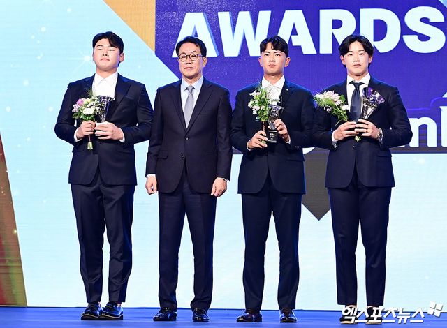 26일 오후 서울 신천동 롯데호텔 월드 크리스탈볼룸에서 열린 '2024 신한은행 SOL Bank KBO 시상식'에 참석한 김시진 KBO 경기운영위원장이 퓨처스리그 북부리그 홈런상 수상자 SSG 전의산, 타점상 한화 임종찬, 홈런상 고양 김웅빈과 기념 촬영을 하고 있다. 잠실, 박지영 기자