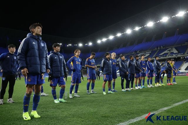 최근 K리그 3연패를 달성하며 한국프로축구 최고의 팀으로 올라선 울산 HD가 아시아 무대에서 망신을 당하고 있다. 울산은 26일 울산 문수축구경기장에서 열린 2024-2025 아시아축구연맹 챔피언스리그 엘리트(ACLE) 리그 스테이지 5라운드 홈 경기에서 상하이 포트에 1-3 완패를 당했다. 상대가 10명으로 싸우는 수적 우세도 살리지 못했다. 울산은 5연패를 당하며 조기 탈락 위기에 놓였다. 한국프로축구연맹