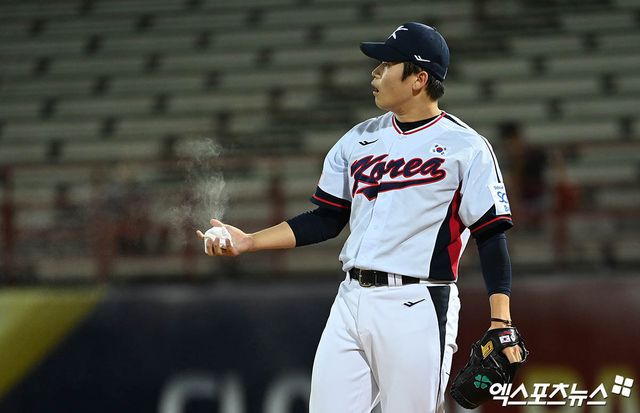 KT 투수 박영현은 26일 서울 롯데호텔 월드 크리스탈볼룸에서 열린 '2024 신한 SOL뱅크 KBO 시상식'에서 승률왕을 따냈다. 그는 올해 풀타임 마무리 투수 첫해부터 위력적인 투구를 앞세워 눈길을 끌었다. 동시에 최근 열린 국제대회에서도 대표팀 마무리 투수로서 맹활약했다. 엑스포츠뉴스 DB