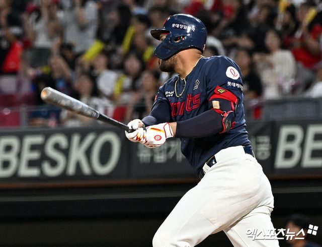 롯데자이언츠는 외야수 빅터 레이예스와 보장 금액 100만, 인센티브 25만, 총액 125만 달러에 재계약 했다. 엑스포츠뉴스 DB