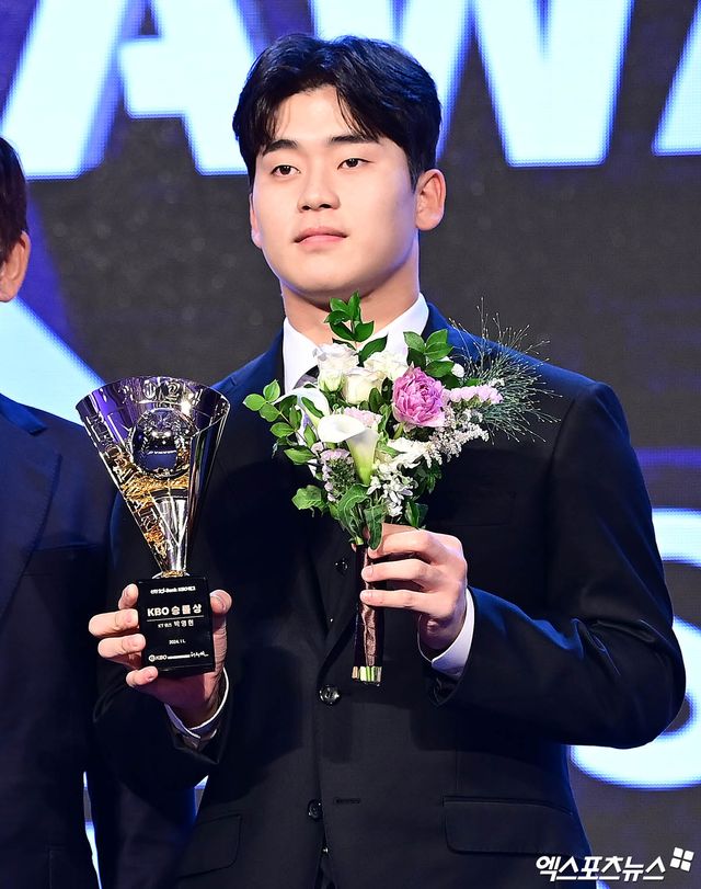 KT 투수 박영현은 26일 서울 롯데호텔 월드 크리스탈볼룸에서 열린 '2024 신한 SOL뱅크 KBO 시상식'에서 승률왕을 따냈다. 그는 올해 풀타임 마무리 투수 첫해부터 위력적인 투구를 앞세워 눈길을 끌었다. 동시에 최근 열린 국제대회에서도 대표팀 마무리 투수로서 맹활약했다. 잠실, 박지영 기자