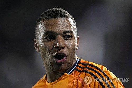 레알이 26일(한국시간) 공식 홈페이지를 통해 비니시우스 주니오르가 검사 결과 왼쪽 다리 대퇴이두근에 부상을 당했다고 발표했다.&nbsp; 스페인 매체들의 전망에 따르면, 비니시우스는 대략 3주 정도 이탈할 것으로 예상된다. 3주 동안 레알은 리그는 물론 유럽축구연맹(UEFA) 챔피언스리그 일정 등이 빡빡히 몰려 있어 남아 있는 킬리앙 음바페, 호드리구, 브라힘 디아스 등 다른 공격진이 건강하게 남아있어야 한다.&nbsp;연합뉴스