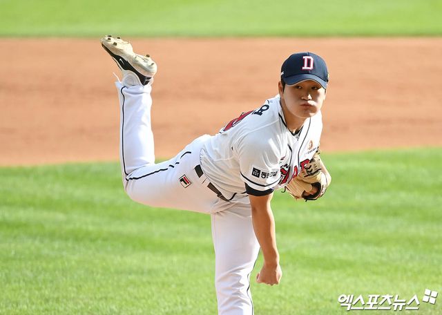 3일 오후 서울 송파구 잠실야구장에서 열린 '2024 신한 SOL Bank KBO 포스트시즌' KT 위즈와 두산 베어스의 와일드카드 결정전 2차전 경기, 7회초 2사 2루 두산 김택연이 역투하고 있다. 엑스포츠뉴스 DB