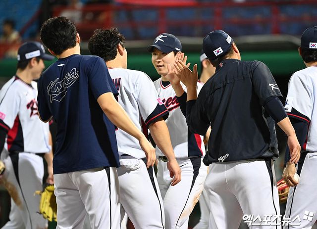 16일 오후 대만 타이베이 톈무야구장에서 열린 '2024 WBSC(세계야구소프트볼연맹) 프리미어12' B조 조별리그 4차전 대한민국과 도미니카공화국의 경기, 대한민국이 8회말 터진 박성한의 역전 2타점 적시 3루타에 힘입어 9:6의 스코어로 승리했다. 경기 종료 후 한국 박성한이 동료들과 승리의 기쁨을 나누고 있다. 엑스포츠뉴스 DB
