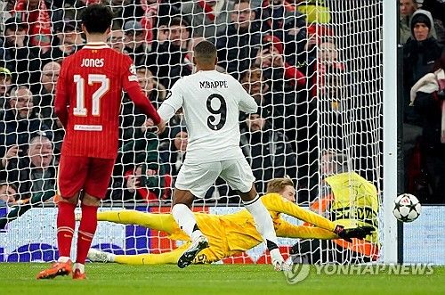 리버풀이 28일(한국시간) 영국 리버풀에 있는 안필드에서 열린 레알 마드리드(스페인)와의 2024-2025시즌 유럽축구연맹(UEFA) 챔피언스리그 리그 페이즈 5차전에서 2-0으로 승리했다.&nbsp; 음바페와 모하메드 살라가 모두 페널티킥을 실축했지만, 리버풀이 2골을 만들면서 레알을 홈에서 잡았다. 지난 2009년 챔피언스리그 조별리그에서 승리한 뒤 15년 만에 레알 상대 홈 승리를 따냈다.&nbsp;연합뉴스