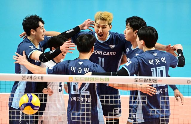 남자 프로배구 우리카드가 27일 서울 장충체육관에서 열린 프로배구 도드람 2024-2025 V리그 남자부 2라운드 KB손해보험과의 홈 경기에서 세트 스코어 3-1로 이겼다.&nbsp;사진 한국배구연맹