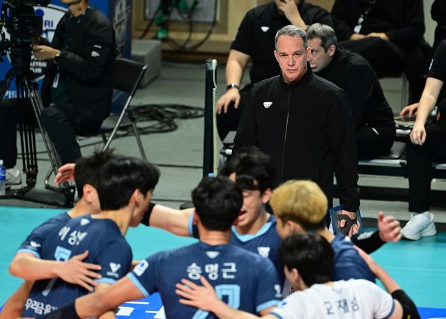 남자 프로배구 우리카드가 27일 서울 장충체육관에서 열린 프로배구 도드람 2024-2025 V리그 남자부 2라운드 KB손해보험과의 홈 경기에서 세트 스코어 3-1로 이겼다.&nbsp;사진 한국배구연맹