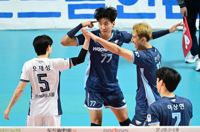 남자 프로배구 우리카드가 27일 서울 장충체육관에서 열린 프로배구 도드람 2024-2025 V리그 남자부 2라운드 KB손해보험과의 홈 경기에서 세트 스코어 3-1로 이겼다.&nbsp;사진 한국배구연맹