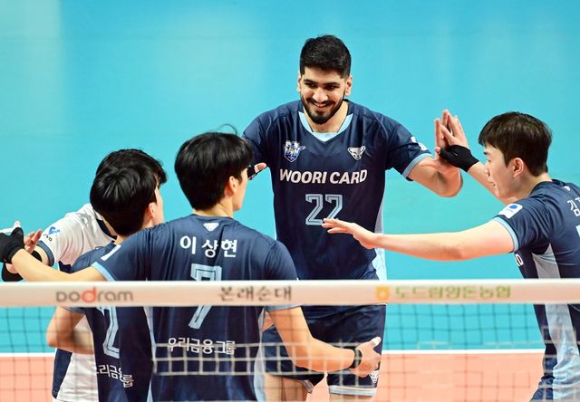 남자 프로배구 우리카드가 27일 서울 장충체육관에서 열린 프로배구 도드람 2024-2025 V리그 남자부 2라운드 KB손해보험과의 홈 경기에서 세트 스코어 3-1로 이겼다.&nbsp;사진 한국배구연맹