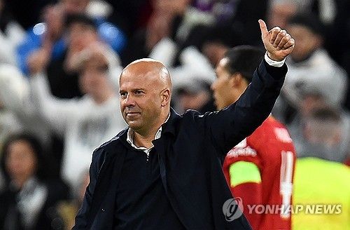 리버풀이 28일(한국시간) 영국 리버풀에 있는 안필드에서 열린 레알 마드리드(스페인)와의 2024-2025시즌 유럽축구연맹(UEFA) 챔피언스리그 리그 페이즈 5차전에서 2-0으로 승리했다.&nbsp; 음바페와 모하메드 살라가 모두 페널티킥을 실축했지만, 리버풀이 2골을 만들면서 레알을 홈에서 잡았다. 지난 2009년 챔피언스리그 조별리그에서 승리한 뒤 15년 만에 레알 상대 홈 승리를 따냈다.&nbsp;연합뉴스