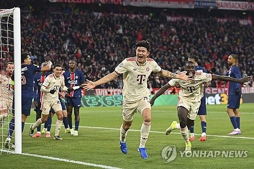 뱅상 콤파니 감독이 이끄는 바이에른 뮌헨이 27일(한국시간) 독일 바이에른주 뮌헨에 있는 푸스발 아레나 뮌헨에서 열린 PSG(프랑스)와의 2024-2025시즌 유럽축구연맹(UEFA) 챔피언스리그 리그 페이즈 5차전 홈 경기에서 김민재의 결승 골로 1-0으로 승리했다.&nbsp;연합뉴스