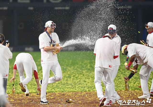 28일 오후 광주기아챔피언스필드에서 열린 '2024 신한 SOL Bank KBO 한국시리즈' 삼성 라이온즈와 KIA 타이거즈의 5차전 경기, KIA가 7:5의 스코어로 승리하며 7년 만에 통합 우승을 이뤄냈다. 경기 종료 후 KIA 네일이 샴페인 세리머니를 즐기고 있다. 엑스포츠뉴스 DB