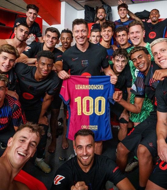 레반도프스키가 27일 스페인 바르셀로나의 에스타디 올림픽 류이스 콤파니스에서 열린 브레스트전에서 대기록을 달성했다.그는 이날 첫 골인 페널티킥을 성공시키며 챔피언스리그 통산 100호 골 고지에 올랐다. 이는 125경기 만에 터진 100골이며 총 37개 팀을 상대로 득점했다.&nbsp;바르셀로나